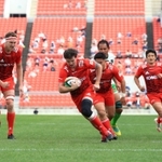 神戸製鋼－三菱重工相模原　前半、トライを決める神戸製鋼のバックマン（左から３人目）＝大阪府東大阪市、花園ラグビー場（撮影・鈴木雅之）