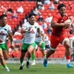 神戸製鋼-三菱重工相模原　前半、力強いランで抜け出し、トライを決める神戸製鋼のナエアタ（右から２人目）＝大阪府東大阪市、花園ラグビー場（撮影・鈴木雅之）