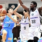 佐賀-西宮　第２クオーター、相手の動きを阻む西宮のムボジ（２２）と谷（９）（Ｃ）B.LEAGUE