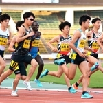 グランプリ男子１万メートル決勝　号砲とともに一斉に駆け出す選手たち＝２５日午後、神戸市須磨区緑台、ユニバー記念競技場（撮影・秋山亮太）