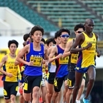グランプリ男子１万メートル決勝で熱戦を繰り広げる選手たち＝２５日午後、神戸市須磨区緑台、ユニバー記念競技場（撮影・秋山亮太）