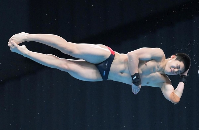 男子高飛び込み準決勝　玉井陸斗の演技＝東京アクアティクスセンター（撮影・堀内翔）