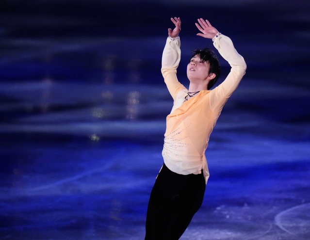 「花は咲く」を滑る羽生結弦＝４月１８日、大阪市の丸善インテックアリーナ大阪（代表撮影）