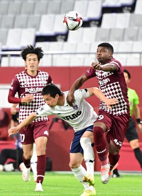 神戸-ＦＣ東京　前半、攻め込む神戸のリンコン（右）＝５日午後、神戸市兵庫区御崎町１、ノエビアスタジアム神戸（撮影・中西幸大）