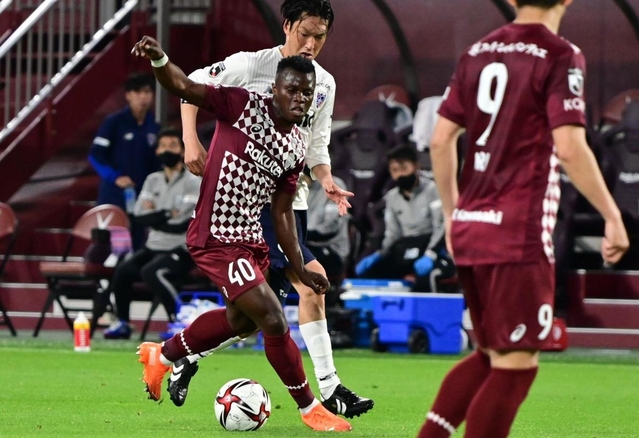 神戸-ＦＣ東京　前半、ドリブルで攻め込む神戸のマシカ（４０）＝５日午後、神戸市兵庫区御崎町１、ノエビアスタジアム神戸（撮影・中西幸大）