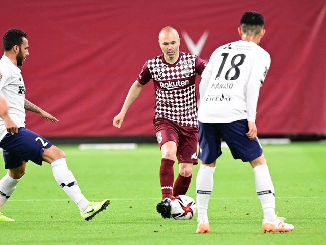 神戸-ＦＣ東京　後半、ドリブルでボールを運ぶ神戸のイニエスタ（中央）＝５日午後、神戸市兵庫区御崎町１、ノエビアスタジアム神戸（撮影・中西幸大）