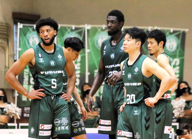 西宮-仙台　第２クオーター、コート上に集う西宮のメンバー