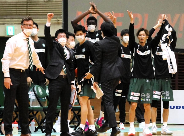 西宮-仙台　前半、味方の得点に沸く西宮ベンチ