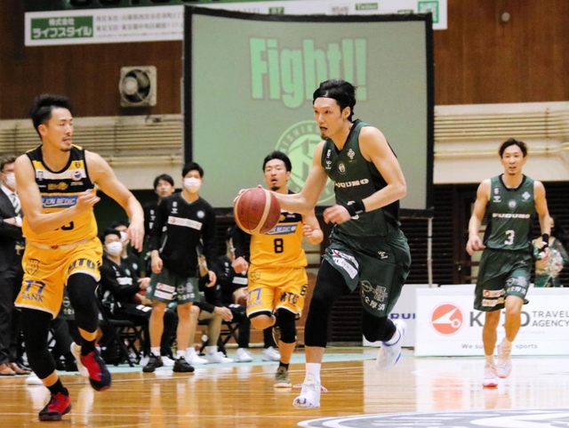 西宮-仙台　第１クオーター、速攻に転じる西宮の谷（中央）