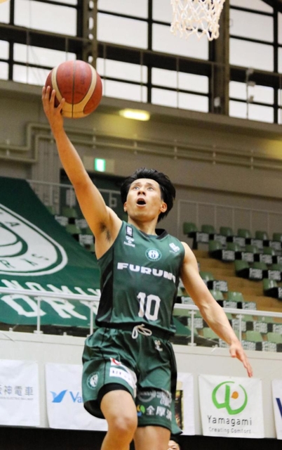 西宮-仙台　前半、シュートする西宮の渡辺