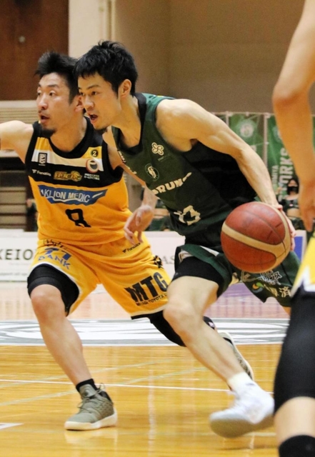 西宮-仙台　前半、ドライブする西宮の道原（中央）