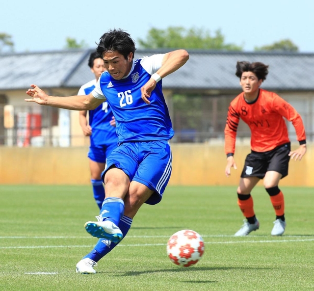 決勝・関学大-ＦＣ淡路島　前半、関学大の木村（26）がＰＫで先制点を決める（撮影・鈴木雅之）