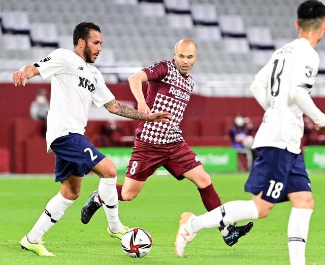 ルヴァン杯のＦＣ東京戦でプレーする神戸のイニエスタ（中央）＝５日、神戸市兵庫区のノエビアスタジアム神戸