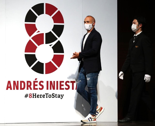 会見に臨む神戸のイニエスタ＝１１日午後、東京都内（ⓒＶＩＳＳＥＬ　ＫＯＢＥ）