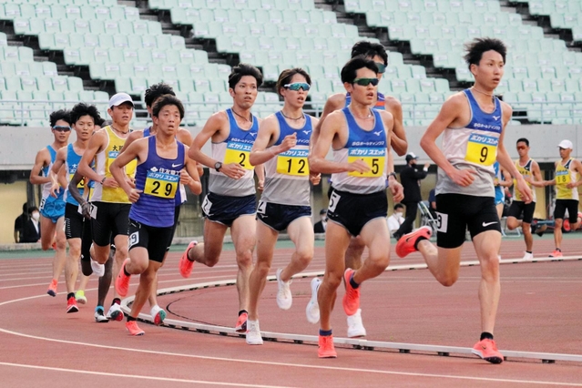 男子１万メートルで力走する選手たち＝大阪市、ヤンマースタジアム長居