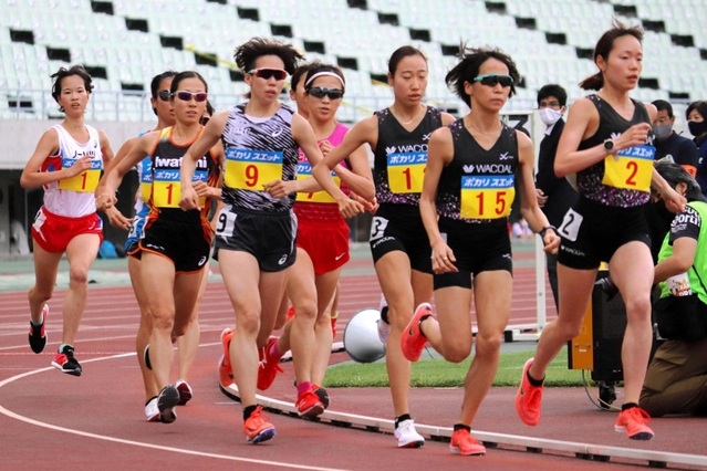 女子１万メートル決勝　３１分５８秒５５で優勝した安藤友香（右から２人目）と３位に入った一山麻緒（右）＝大阪市、ヤンマースタジアム長居