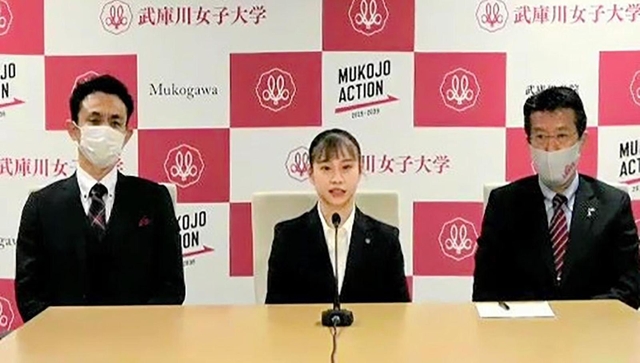 オンライン会見で五輪代表入りの喜びを語る杉原愛子（中央）。左は武庫川女大の大野和邦監督