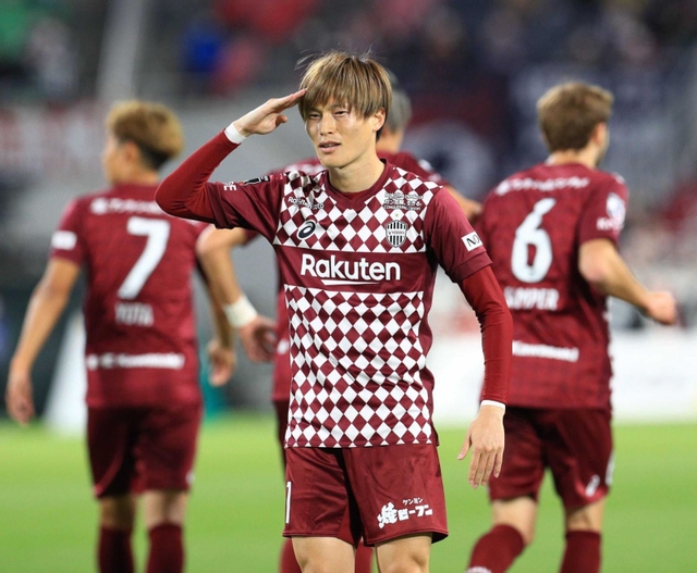 神戸-大分　前半、先制点を挙げて敬礼のポーズで喜ぶ古橋＝ノエビアスタジアム神戸（撮影・鈴木雅之）