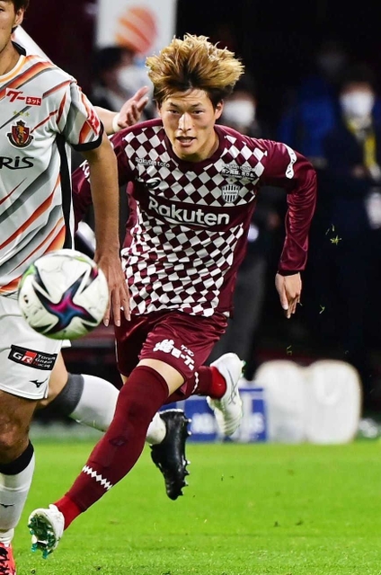 ボールを追う神戸のＦＷ古橋享梧＝５月１３日、ノエビアスタジアム神戸