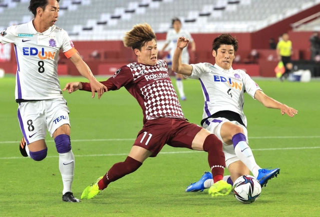 神戸－広島　前半、ドリブルで切れ込み、先制ゴールを決める神戸の古橋（中央）＝５月１日（撮影・小林良多）