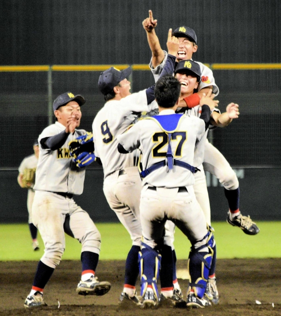 優勝を決め、喜びを爆発させる関学大ナイン