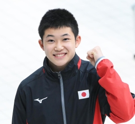 男子高飛び込み予選　東京五輪代表に事実上決まり、ガッツポーズをする玉井陸斗＝３日午後、東京アクアティクスセンター（撮影・堀内翔）