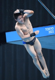 男子高飛び込み予選　玉井陸斗の演技＝東京アクアティクスセンター（撮影・堀内翔）