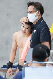 男子高飛び込み予選で馬淵崇英コーチ（右）に祝福される玉井陸斗＝東京アクアティクスセンター（撮影・堀内翔）