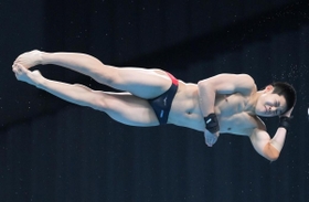 男子高飛び込み準決勝　玉井陸斗の演技＝東京アクアティクスセンター（撮影・堀内翔）