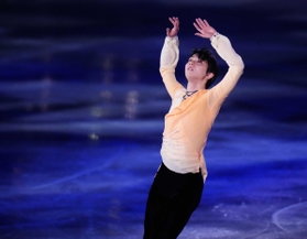 「花は咲く」を滑る羽生結弦＝４月１８日、大阪市の丸善インテックアリーナ大阪（代表撮影）