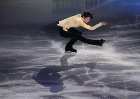 エキジビジョンで演技する羽生結弦＝４月１９日、丸善インテックアリーナ大阪（代表撮影）