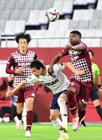 神戸-ＦＣ東京　前半、攻め込む神戸のリンコン（右）＝５日午後、神戸市兵庫区御崎町１、ノエビアスタジアム神戸（撮影・中西幸大）