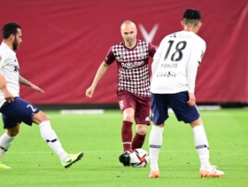 神戸-ＦＣ東京　後半、ドリブルでボールを運ぶ神戸のイニエスタ（中央）＝５日午後、神戸市兵庫区御崎町１、ノエビアスタジアム神戸（撮影・中西幸大）