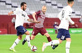 神戸-ＦＣ東京　後半、守備に奮闘する神戸のイニエスタ（中央）＝５日午後、神戸市兵庫区御崎町１、ノエビアスタジアム神戸（撮影・中西幸大）