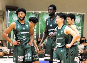 西宮-仙台　第２クオーター、コート上に集う西宮のメンバー