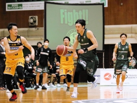 西宮-仙台　第１クオーター、速攻に転じる西宮の谷（中央）