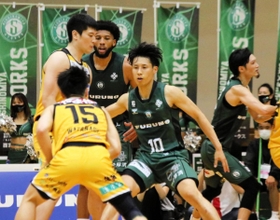 西宮-仙台　第２クオーター、相手の攻撃を阻む西宮の渡辺（１０）ら