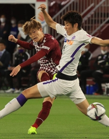 ２得点を挙げた広島戦の前半、積極的にシュートを放つ神戸の古橋（左）＝１日、ノエビアスタジアム神戸