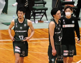 西宮-仙台　Ｂ１昇格を逃し、肩を落とす西宮の（左から）道原、谷主将、松崎