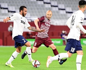 ルヴァン杯のＦＣ東京戦でプレーする神戸のイニエスタ（中央）＝５日、神戸市兵庫区のノエビアスタジアム神戸