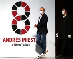 会見に臨む神戸のイニエスタ＝１１日午後、東京都内（ⓒＶＩＳＳＥＬ　ＫＯＢＥ）