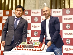 会見後、三木谷浩史会長（左）に誕生日を祝福され、笑顔を見せる神戸のイニエスタ＝１１日午後、東京都内（ⓒＶＩＳＳＥＬ　ＫＯＢＥ）