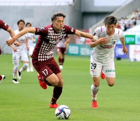 神戸－Ｃ大阪　前半、自陣で相手と競り合う神戸のＤＦ菊池流帆（１７）＝ノエビアスタジアム神戸（撮影・吉田敦史）