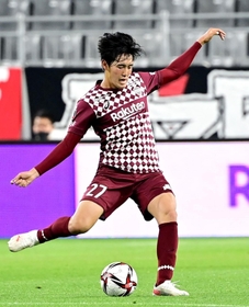 与えられた出場機会で展開力を示す神戸の桜井＝４月２８日、ノエビアスタジアム神戸