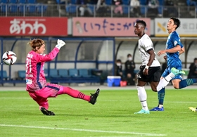 徳島-神戸　後半７分、神戸のアユブ・マシカ（右から２人目）が来日初ゴールを決め、２-０とする。ＧＫ長谷川徹＝徳島県鳴門市、鳴門・大塚スポーツパークポカリスエットスタジアム（撮影・秋山亮太）