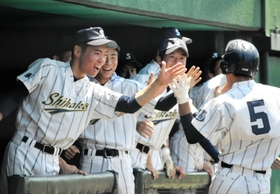 村野工－飾磨工　５回裏飾磨工２死三塁、敵失で生還した大塚（５）を笑顔で出迎えるナイン