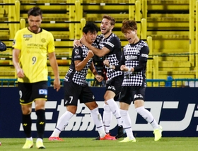 柏－神戸　後半、先制ゴールを決め、ガッツポーズの神戸・郷家（７）