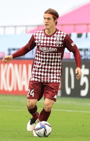 山口とともに今季のリーグ全試合フル出場を続け、神戸を引っ張るＤＦ酒井＝１５日、ノエビアスタジアム神戸