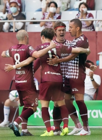 神戸-鳥栖　前半、同点弾を決め、仲間と喜び合う神戸のドウグラス（右）＝ノエビアスタジアム神戸（撮影・長嶺麻子）