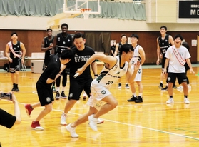 リレーを楽しむ西宮の渡辺翔太（中央）ら